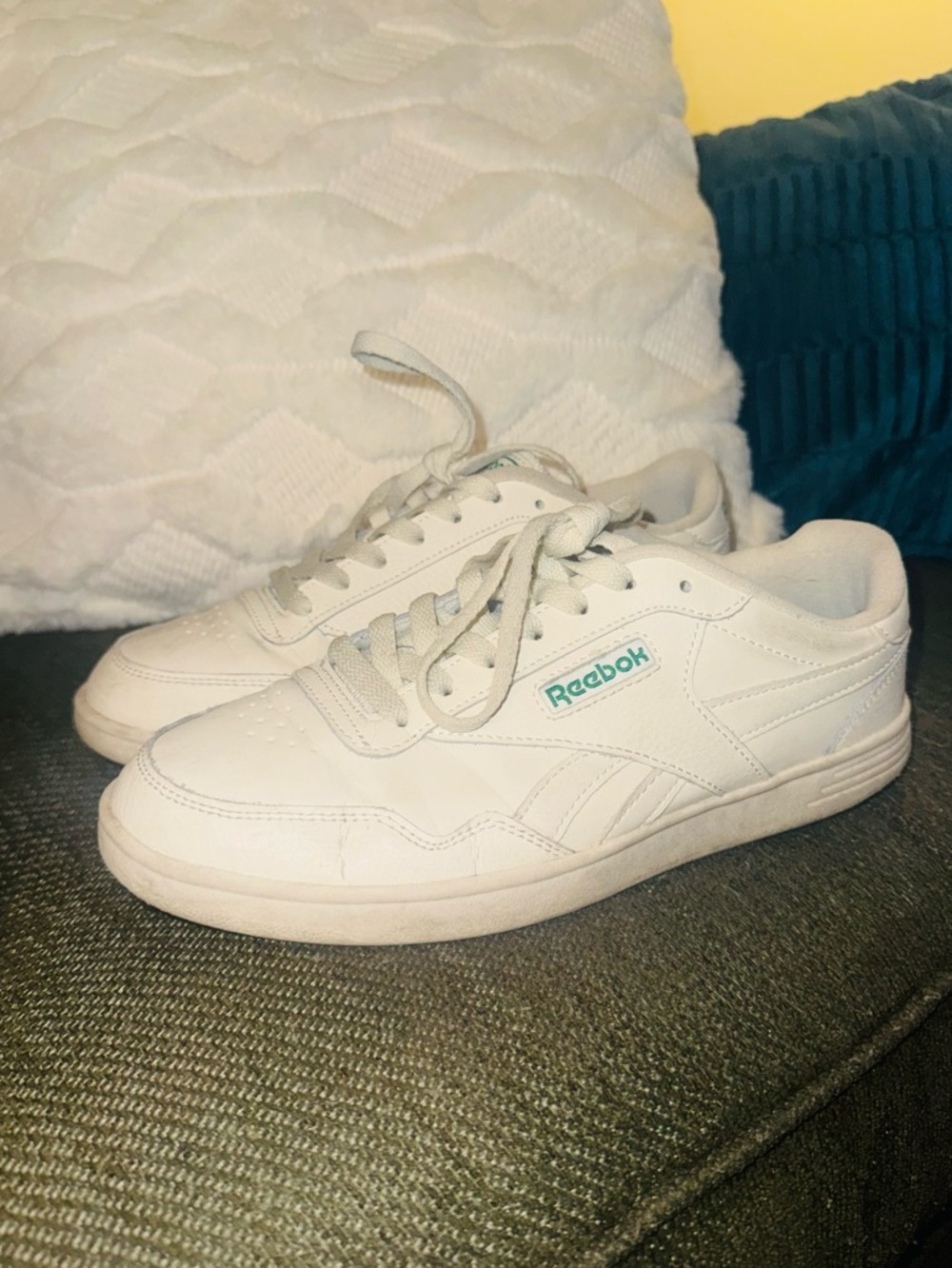 👑 SIZE 8 GREEN LETTER WOMEN’S REEBOK SNEAKERS